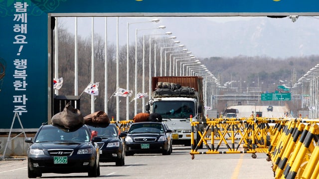 Autos über eine Brücke fahrend Autos über eine Brücke fahrend