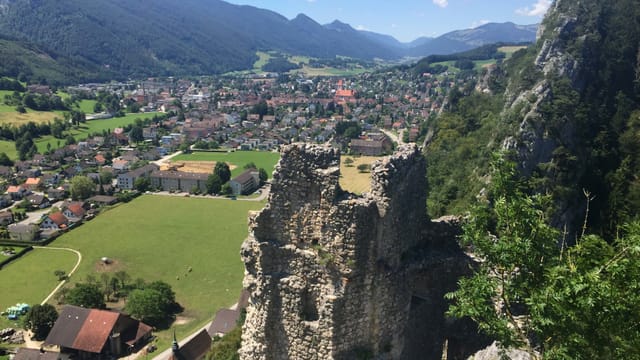 Ruine von oben fotografiert, im Hintergrund Balsthal Ruine von oben fotografiert, im Hintergrund Balsthal