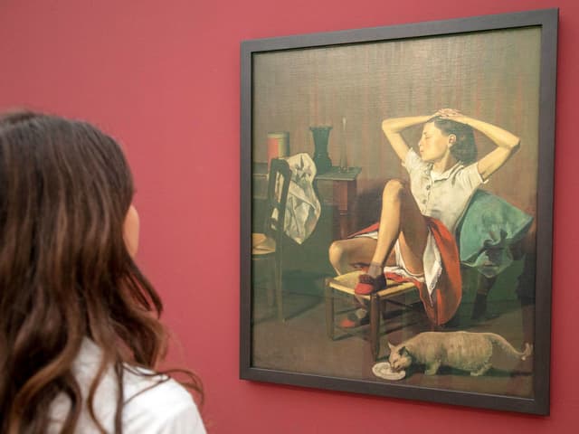 Eine Frau betrachtet ein Bild- Eine Frau betrachtet ein Bild-