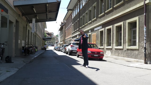 In der Gasse steht der SRF-Redaktor In der Gasse steht der SRF-Redaktor