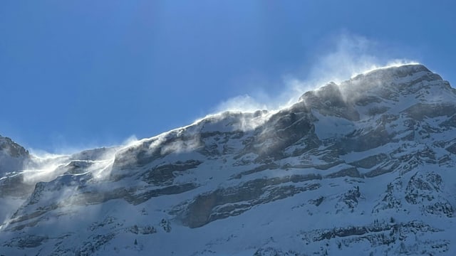 Aufstiebender Schnee auf den Urner Bergen. Aufstiebender Schnee auf den Urner Bergen.