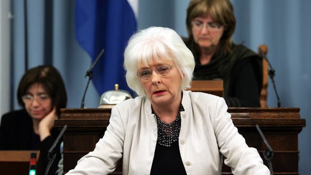 Islands Regierungschefin Jóhanna Sigurdardóttir spricht vor dem Parlament. Islands Regierungschefin Jóhanna Sigurdardóttir spricht vor dem Parlament.