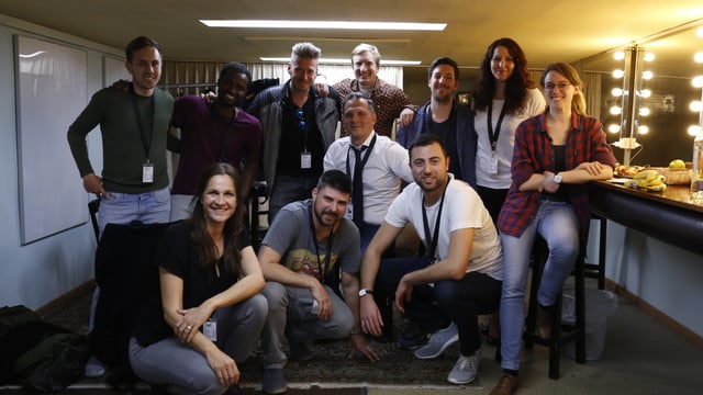 Gruppe im Backstage posiert für Kamera, 11 Personen