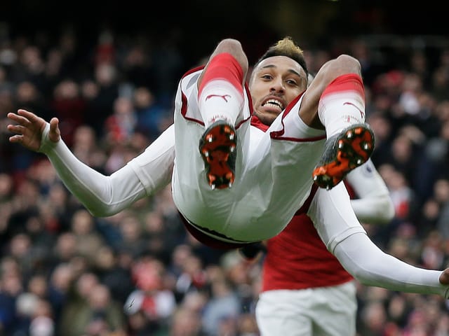 Pierre-Emerick Aubameyang bei der Ausführung seines Tor-Jubel-Saltos.