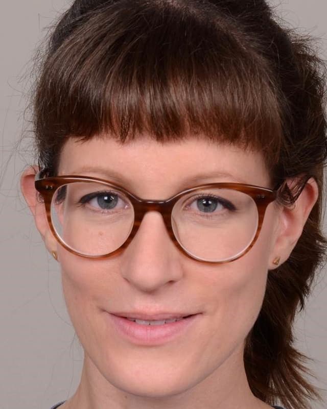Marie-Lou Nussbaum, brünett, hornfarbene Brille. Marie-Lou Nussbaum, brünett, hornfarbene Brille.