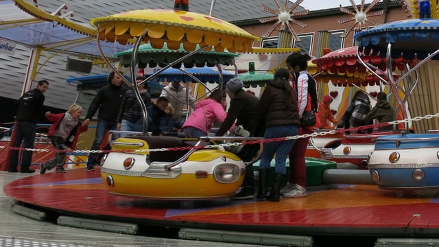 Fans der Calypso rennen zu den leeren Gondeln der Messebahn. Fans der Calypso rennen zu den leeren Gondeln der Messebahn.