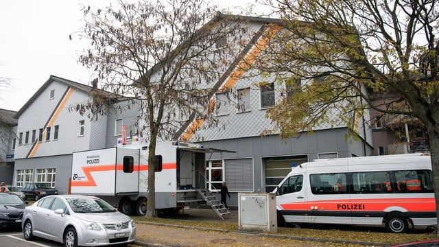 Polizeiauto vor einem alten Wohnhaus Polizeiauto vor einem alten Wohnhaus