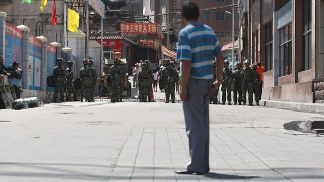 Nach Unruhen in Xinjiang patroullierten Sicherheitskräfte die Strassen. Nach Unruhen in Xinjiang patroullierten Sicherheitskräfte die Strassen.