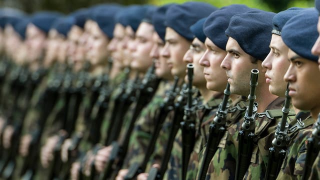 Soldaten stehen in einer Reihe stramm Soldaten stehen in einer Reihe stramm