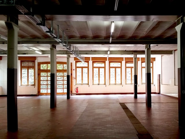Eine leere Halle. Eine leere Halle.