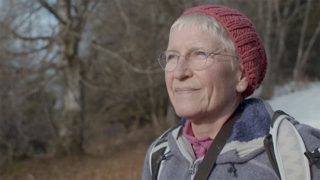 Frau mit Brille und roter Mütze Frau mit Brille und roter Mütze