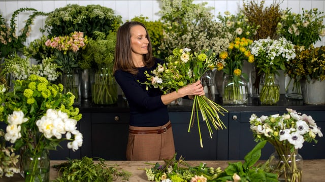 Floristin Philippa Craddock bei der Arbeit. Floristin Philippa Craddock bei der Arbeit.