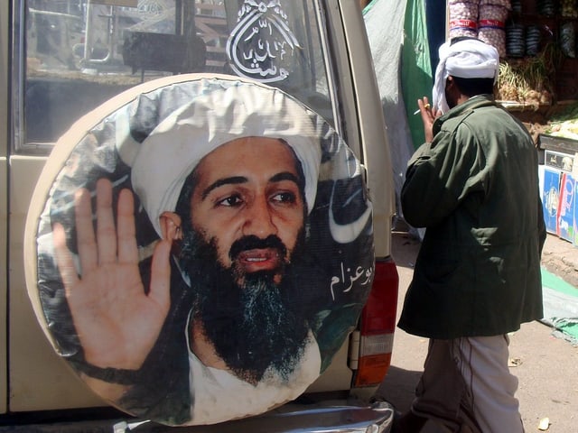 Bin-Laden-Propaganda auf einem Jeep. Bin-Laden-Propaganda auf einem Jeep.