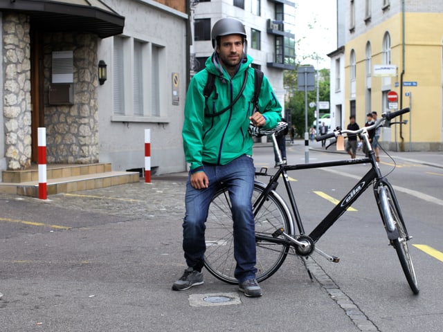 Herbert posiert mit seinem Velo zusammen.