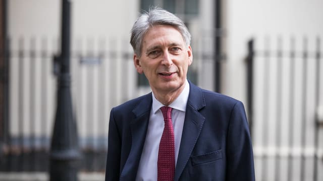 Hammond steht vor einem Zaun und blickt in die Kamera. Hammond steht vor einem Zaun und blickt in die Kamera.