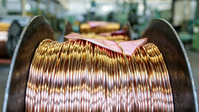 Nahaufnahme einer Kupferkabel-Rolle in einer Fabrik. Nahaufnahme einer Kupferkabel-Rolle in einer Fabrik.