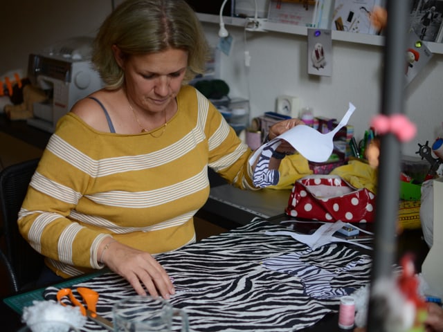 Anne d'Aujourd'hui bereitet ihren Arbeitsplatz vor.