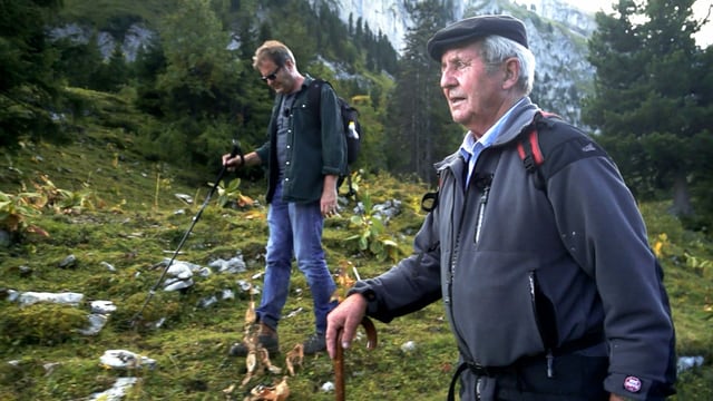 zwei Männer laufen durch eine Berglandschaft zwei Männer laufen durch eine Berglandschaft