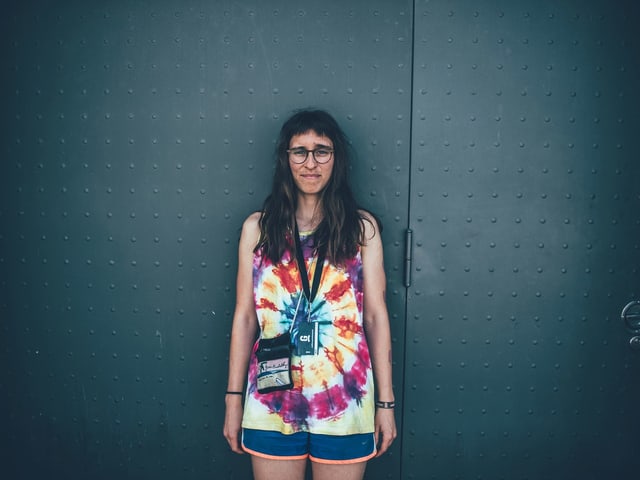 Frau in farbigem T-Shirt