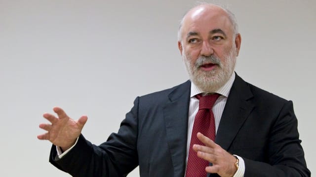 Viktor Vekselberg in Anzug und Krawatte. Viktor Vekselberg in Anzug und Krawatte.