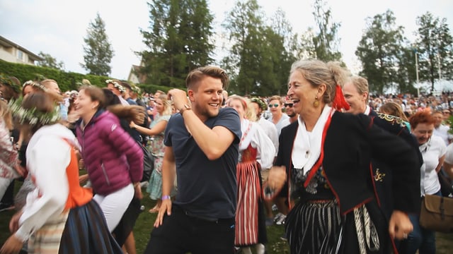 Knackeboul mischt sich unter die vielen tanzenden Schweden, die ausgelassen ihr traditionelles Mittsommerfest feiern. Knackeboul mischt sich unter die vielen tanzenden Schweden, die ausgelassen ihr traditionelles Mittsommerfest feiern.