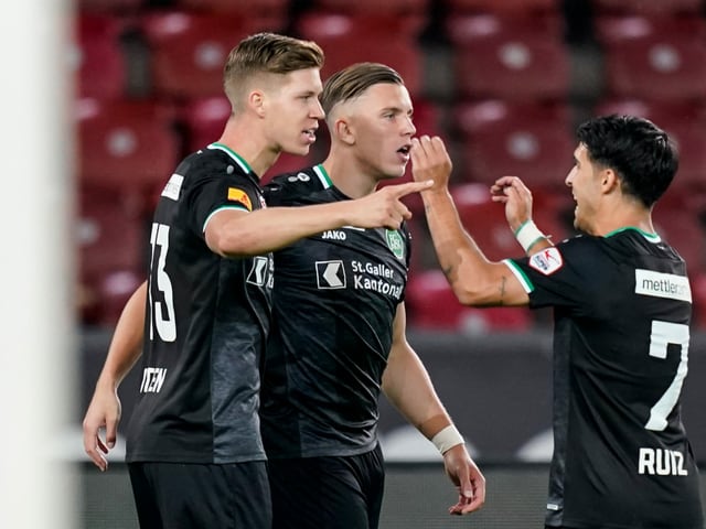 Fussballspieler jubeln Fussballspieler jubeln