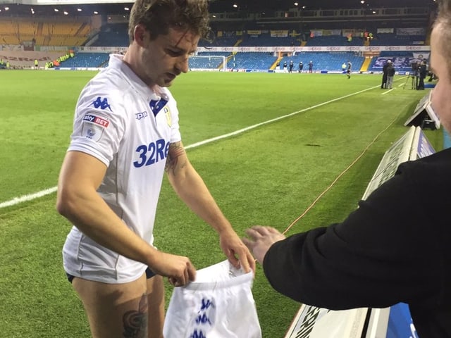 Gaetano Berardi händigt einem Fan seine weissen Hosen aus.