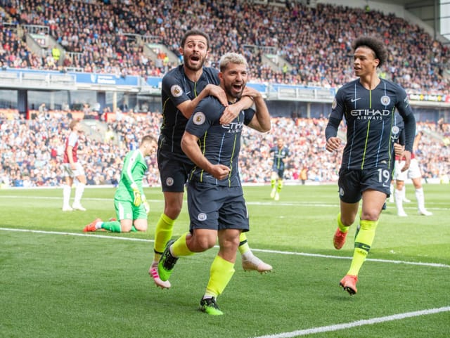 Serio Agüero jubelt mit seinen Teamkameraden. Serio Agüero jubelt mit seinen Teamkameraden.