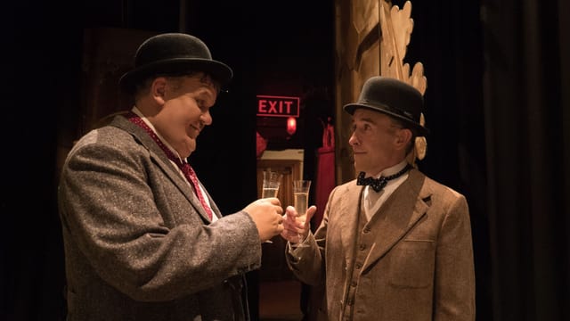Hardy (John C. Reilly) und Laurel (Steve Coogan) prosten sich zu. Hardy (John C. Reilly) und Laurel (Steve Coogan) prosten sich zu.
