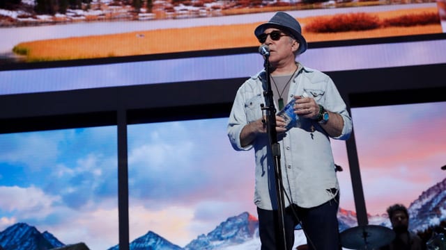 Paul Simon singt an der National Convention der Demokraten in Philadelphia. Paul Simon singt an der National Convention der Demokraten in Philadelphia.
