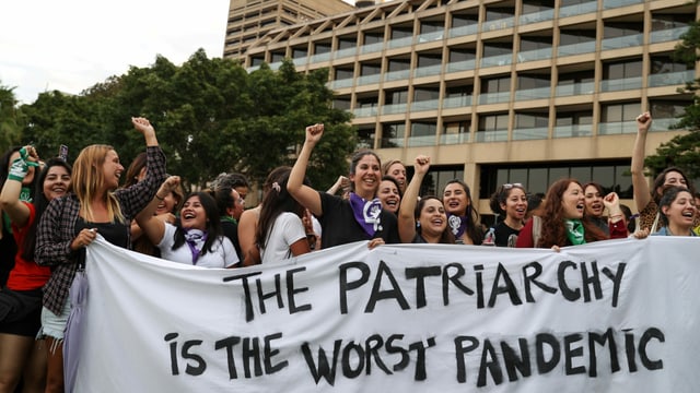 «Das Patriarchat ist die schlimmste Pandemie» auf einem Tuch in Sydney. «Das Patriarchat ist die schlimmste Pandemie» auf einem Tuch in Sydney.