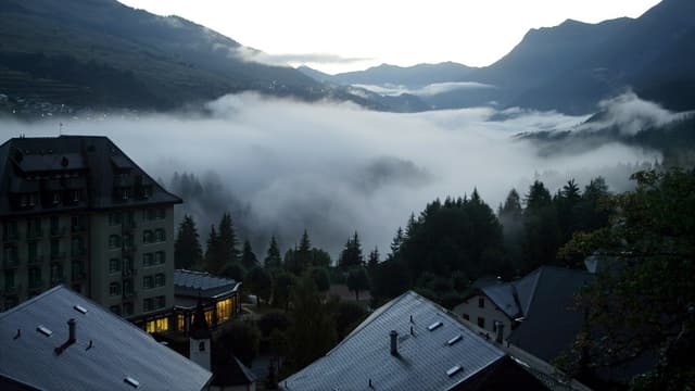 Blick auf Scuol und darunter liegenden Nebel. Blick auf Scuol und darunter liegenden Nebel.