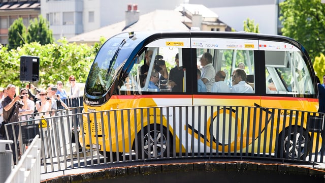 Die neue Attraktion in Sitten – der gelbe «Flitzer», der gemächlich und vor allem ohne Fahrer durch das Städtchen rollt. Die neue Attraktion in Sitten – der gelbe «Flitzer», der gemächlich und vor allem ohne Fahrer durch das Städtchen rollt.