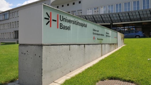 Eingangsschild des Universitätsspitals Basel