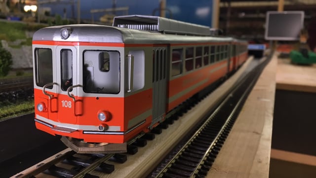 Modelleisenbahn, orange-weiss angestrichen im Masstab 1 zu 43. Modelleisenbahn, orange-weiss angestrichen im Masstab 1 zu 43.