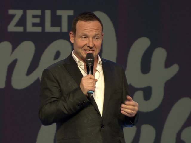 Claudio Zuccolini spricht auf der Zelt-Bühne Claudio Zuccolini spricht auf der Zelt-Bühne