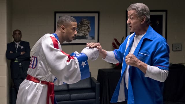Hauptdarsteller Michael B. Jordan (links) mit Superstar Sylvester Stallone, boxend auf dem Set. Hauptdarsteller Michael B. Jordan (links) mit Superstar Sylvester Stallone, boxend auf dem Set.