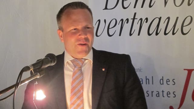 Mann an Mikrofon. Mann an Mikrofon.