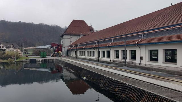 Flusskraftwerk von aussen. Flusskraftwerk von aussen.