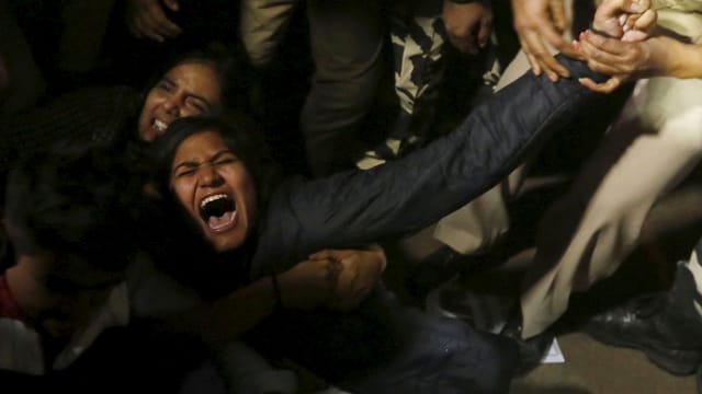 Frau demonstriert gegen die Freilassung eines jungen Vergewaltigers, 2015 in Neu Delhi. Frau demonstriert gegen die Freilassung eines jungen Vergewaltigers, 2015 in Neu Delhi.