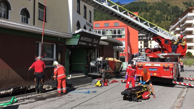 Die Walze in Davos brach auf der Strasse ein. Die Walze in Davos brach auf der Strasse ein.