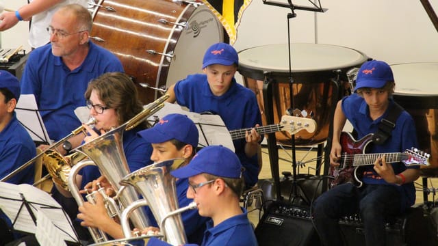 detagl d'ina furmaziun cun musicists giuvens e gitarra electrica