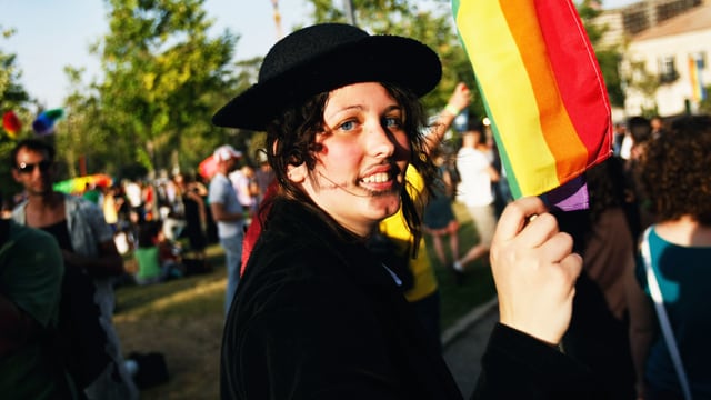 Frau mit Regenbogenfahne. Frau mit Regenbogenfahne.