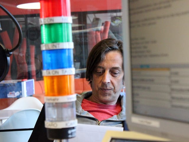 Pedro Lenz liest ein Papier.