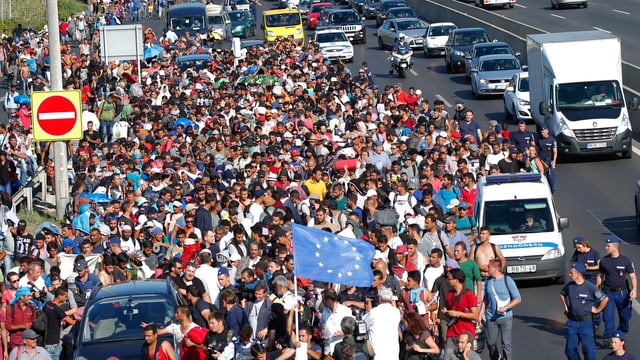 Flüchtlingsstrom auf der Autobahn Flüchtlingsstrom auf der Autobahn