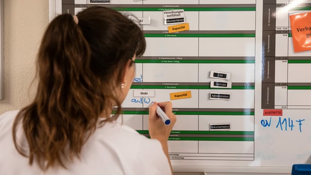 Aline Zehnder steht vor dem Arbeitsplan. Aline Zehnder steht vor dem Arbeitsplan.