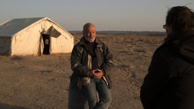 Charles McCombie in der Wüste Gobi Charles McCombie in der Wüste Gobi