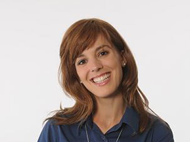 Leila Feit lächelt in die Kamera Leila Feit lächelt in die Kamera