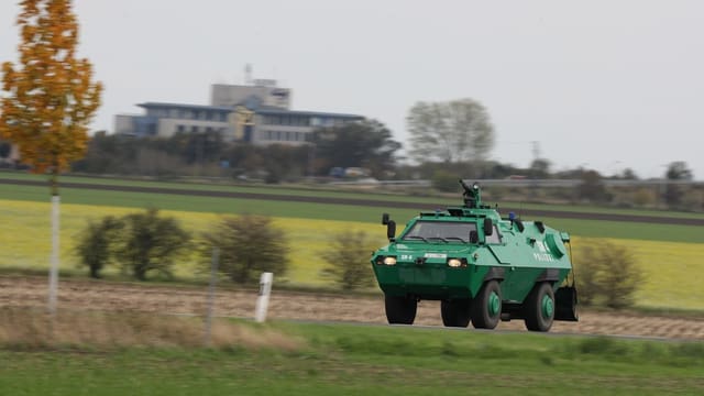 Gepanzertes grünes Polizeifahrzeug. Gepanzertes grünes Polizeifahrzeug.