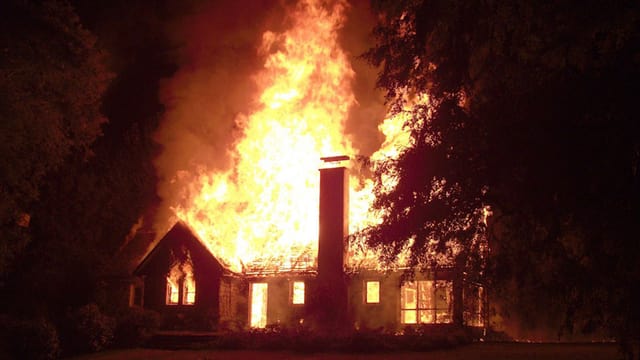 Die Farm steht in Flammen Die Farm steht in Flammen